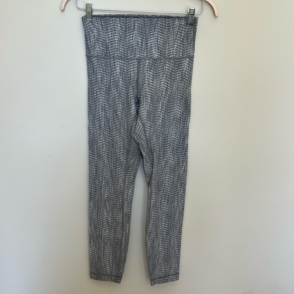Lululemon high rise 28” wunder under leggings size 6!